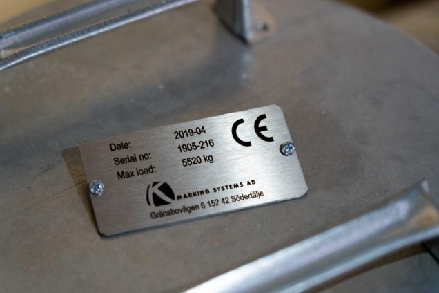 Rustfrie skilt i syrefast stål – for industri og krevende miljøer