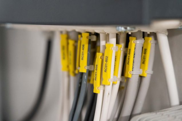 Kabelmarkierung aus halogenfreiem Material für industrielle Elektroinstallationen