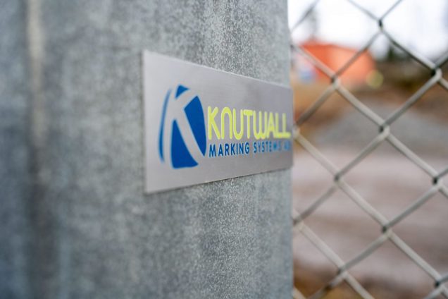 Aluminiumsskilt med logo utendørs