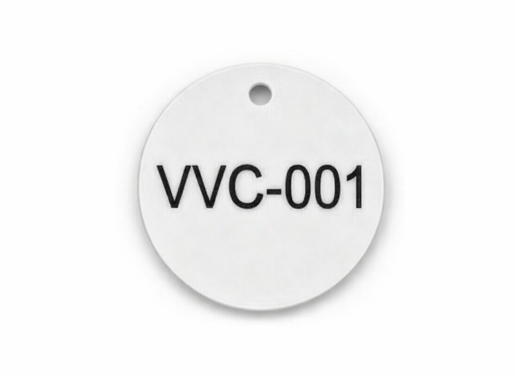 Vit ventilbricka i plast med gravyr